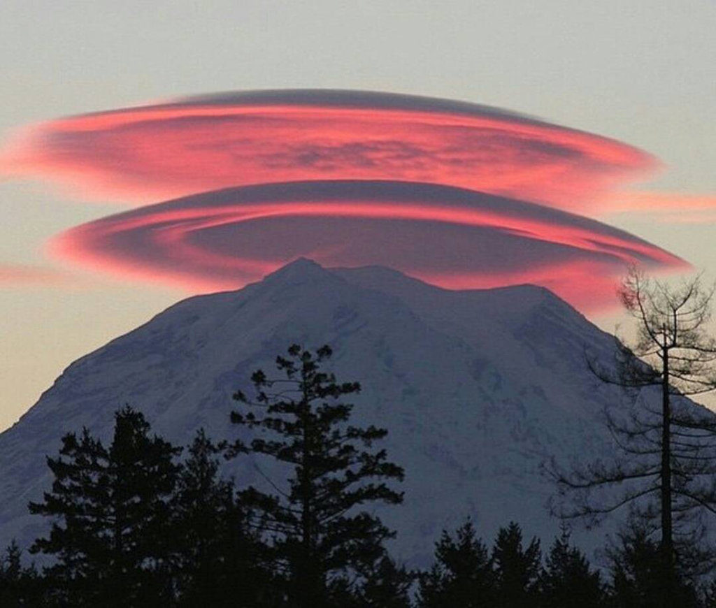 Klikkaa suurentaaksesi Lenticular clouds at My Rainier